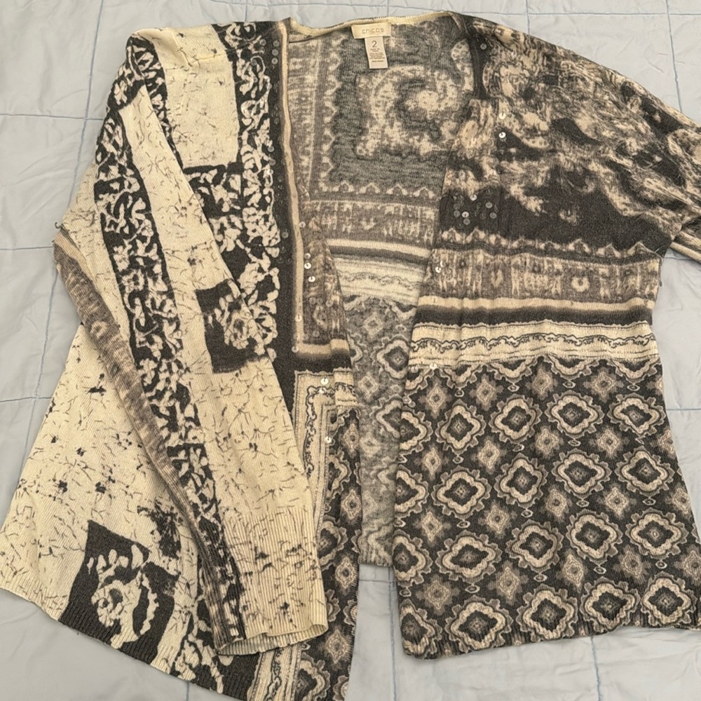 Soft cardigan with a touch of detail that elevates
